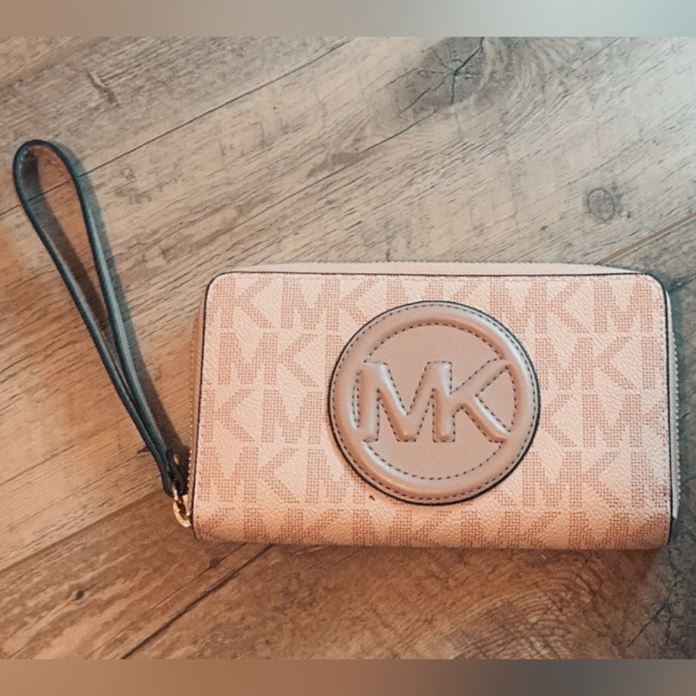 NWOT Michael Kors Large Wallet/Wristlet